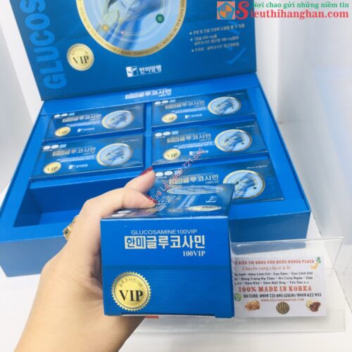 trên tay hộp nhỏ Thuốc Bổ Xương Khớp GLUCOSAMINE 100 VIP Hàn Quốc