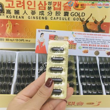 Trên tay 1 vỉ Mở hộp viên đạm tổng hợp bên trên có label của hãng Viên Đạm Tổng Hợp Sâm Nhung Hưu Linh Chi 6 Năm Tuổi 120 Viên Hàn Quốc
