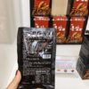 trên tay 1 gói nước hồng sâm pocheon được dập hút chân không