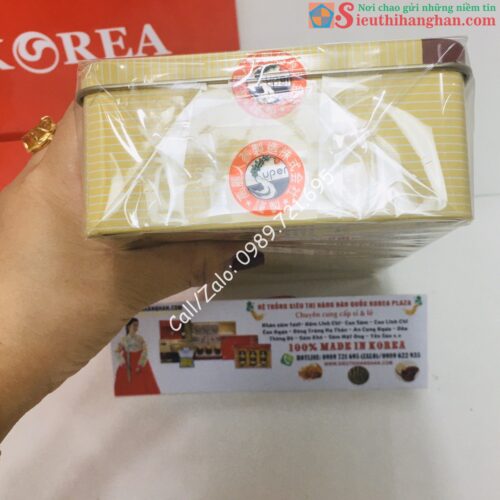 Mặt cạnh bao gồm 2 tem niêm phong chính hãng Viên Đạm Tổng Hợp Sâm Nhung Hưu Linh Chi 6 Năm Tuổi 120 Viên Hàn Quốc