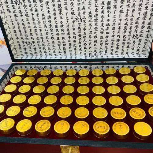 Cận cảnh các viên hoàn trên nắp sờ cấn tay