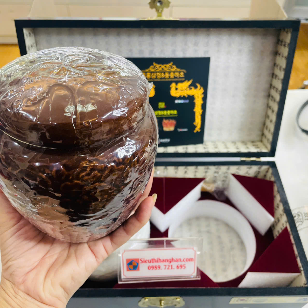 Trên tay hũ hoàng hậu Cao Hắc Sâm Đông Trùng Hạ Thảo Hàn Quốc