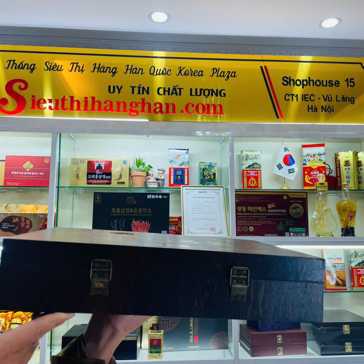 2 khuy như 2 khuy của vali cổ thiết kế rất đẳng cấp khác biệt