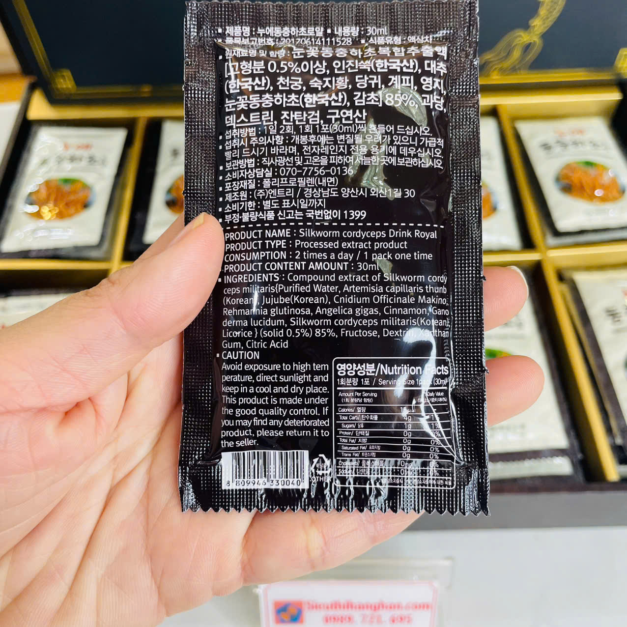 cận cảnh mặt sau gói nước 30ml có chữ Hàn Quốc & nhãn Pocheon