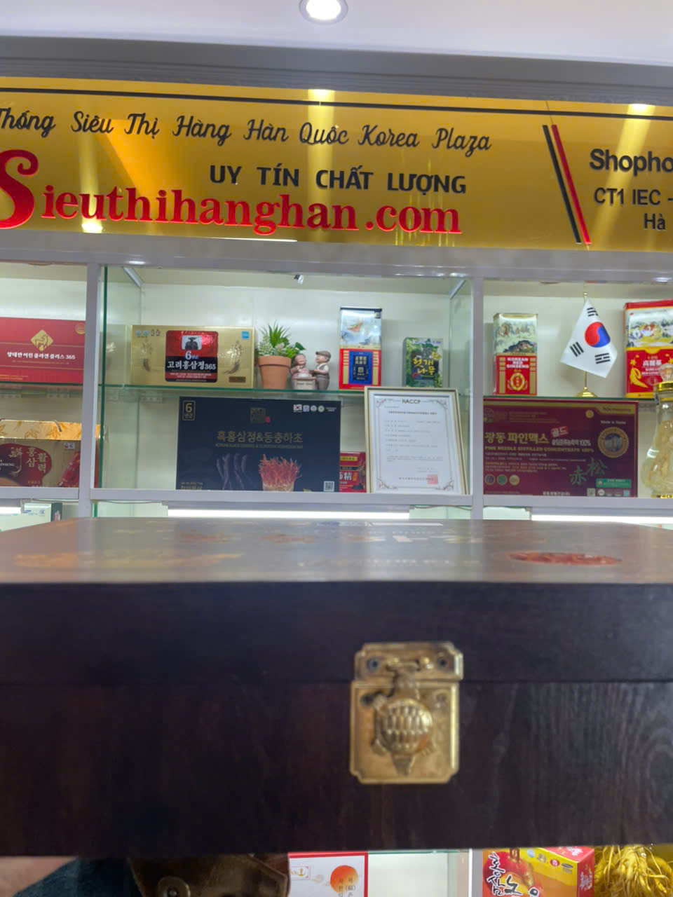 Mặt trước là khóa rùa vàng sang trọng đẳng cấp