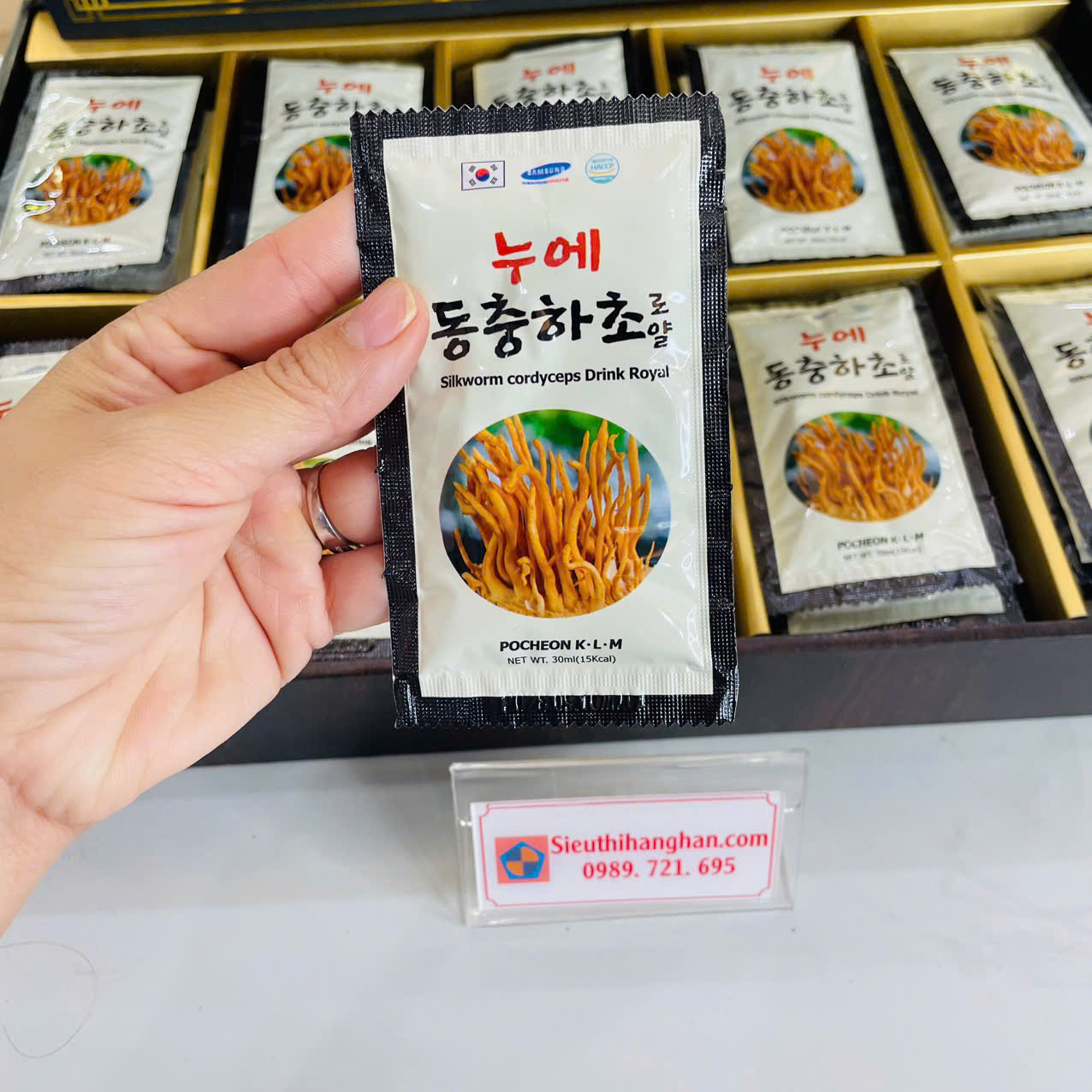 cận cảnh mặt trước gói nước 30ml có chữ Hàn Quốc & nhãn Pocheon