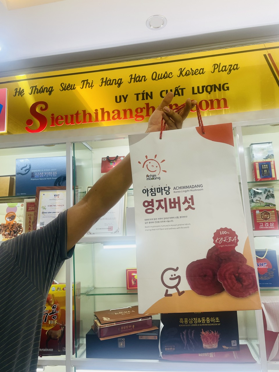 Bộ hộp quà nấm linh chi Achimmadang 1kg kèm túi xách